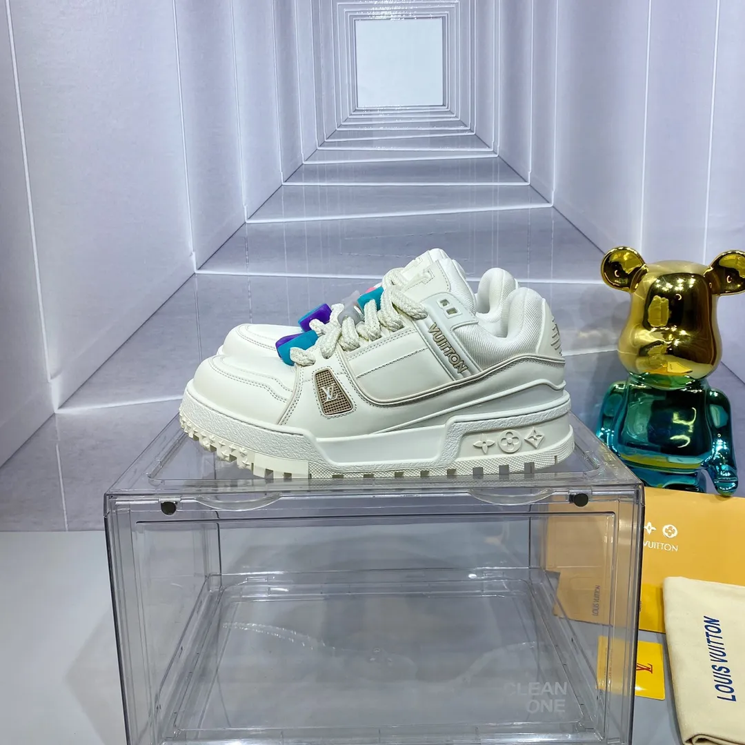 👟👟Ex-factory price 840 𝙇𝙑 𝟐𝟎𝟐4/𝐒𝐒 𝐧𝐞𝐰 Louis Vuitton catwalk skateboard shoes are popular, LOUIS VUITTON Trainer is undoubtedly one of the most successful Sneakers launched by luxury brands, but the pace of exploration will not stop. LOUISVUITTON will also bring a new series of skateboard shoes in the spring of 2023. The new series in the picture returns to the 90s Chunky Skate Shoes bread shoes, with leather and mesh uppers. The fat silhouette and thick shoelaces are very eye-catching. It is expected to have quite a few colors like the Trainer. Judging from the previous DIOR show skate shoes, this chunky style may be even stronger next year. Size: Female 35-40 Male 39-46